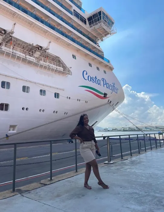 Rosângela em frente ao navio de cruzeiro