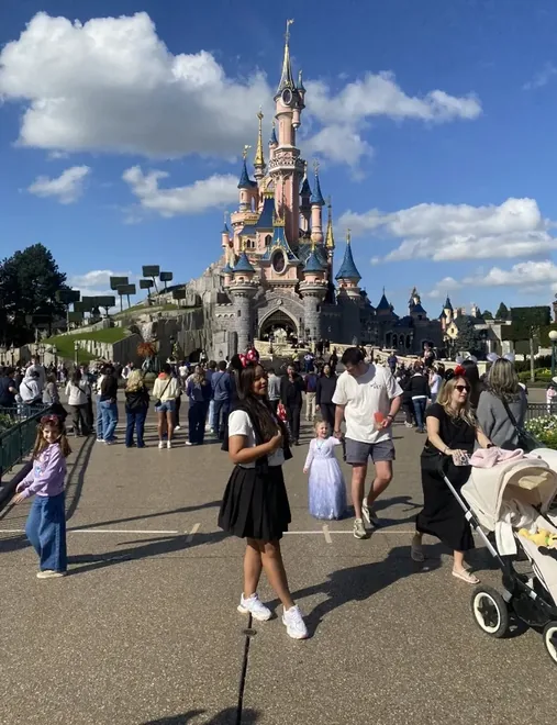 Rosângela em frente ao castelo da Disney em Paris