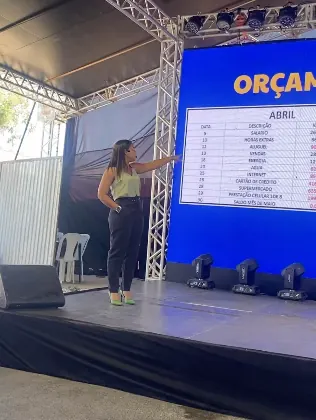 Rosângela palestrando sobre orçamento e organização financeira